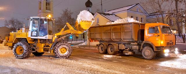 В Самаре продолжают расчищать город после сильного снегопада