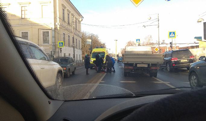 В Твери на переходе возле Спасо-Преображенского собора сбили 25-летнюю девушку