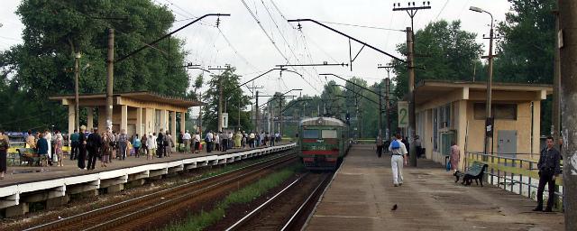 В Колпино пассажирский поезд насмерть сбил длинноволосого подростка