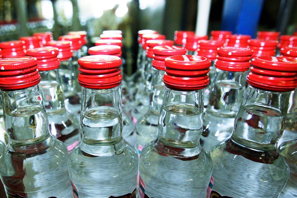 В Новосибирске изготовители контрафактного алкоголя отправились за решетку, силовики изъяли 5 тонн продукции