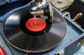 Ностальгический тренд: в России набирают популярность виниловые проигрыватели и пленочные фотоаппараты