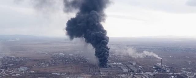 Все в черном дыму: В Хакасии локализовали пожар на заводе «Искож»