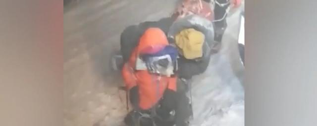 Сотрудники МЧС спустили тела погибших альпинистов с Эльбруса