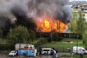 В элитном посёлке под Москвой загорелись два дома
