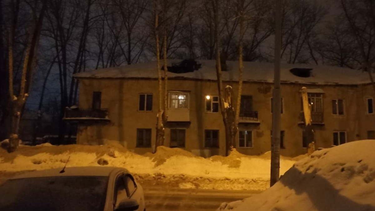 В Уфе на улице Рыбакова в доме частично обвалилась крыша