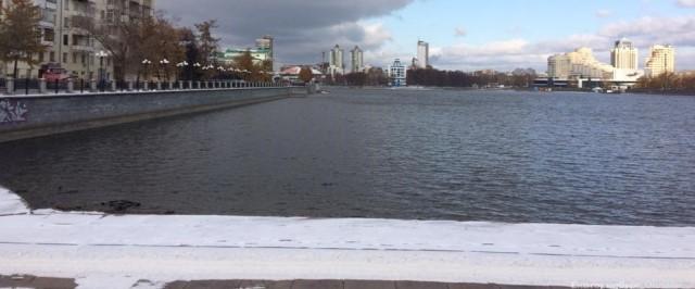 В Екатеринбурге городской пруд начали наполнять водой