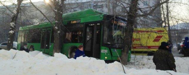 В Екатеринбурге автобус с 18 пассажирами врезался в дерево