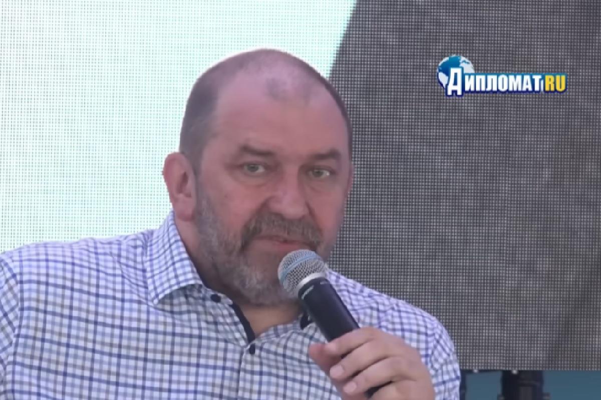 «Вся страна жила так, будто нет войны»: политолог Казаков — о панике среди ЛОМов, вассалах Трампа и новой парадигме конфликта