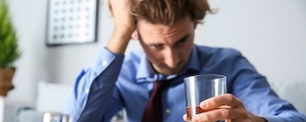 Невролог Шиндряева рассказала, что алкоголь не стоит пить при головной боли