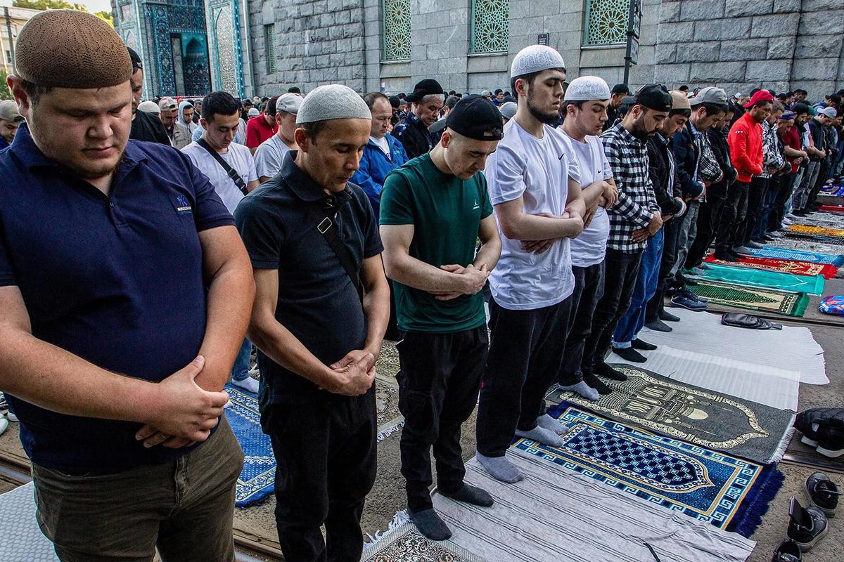 Около 300 тысяч мусульман собрались на праздничную молитву в Курбан-байрам в Санкт-Петербурге