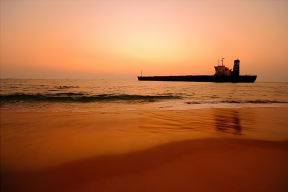 Танкеры с нефтью все чаще стали обходить неспокойную южную часть Красного моря