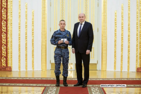 «Каждый внесет свой вклад в будущее региона и России»: Губернатор Евгений Солнцев наградил памятным знаком «Золотая молодежь Оренбуржья» молодых лидеров региона