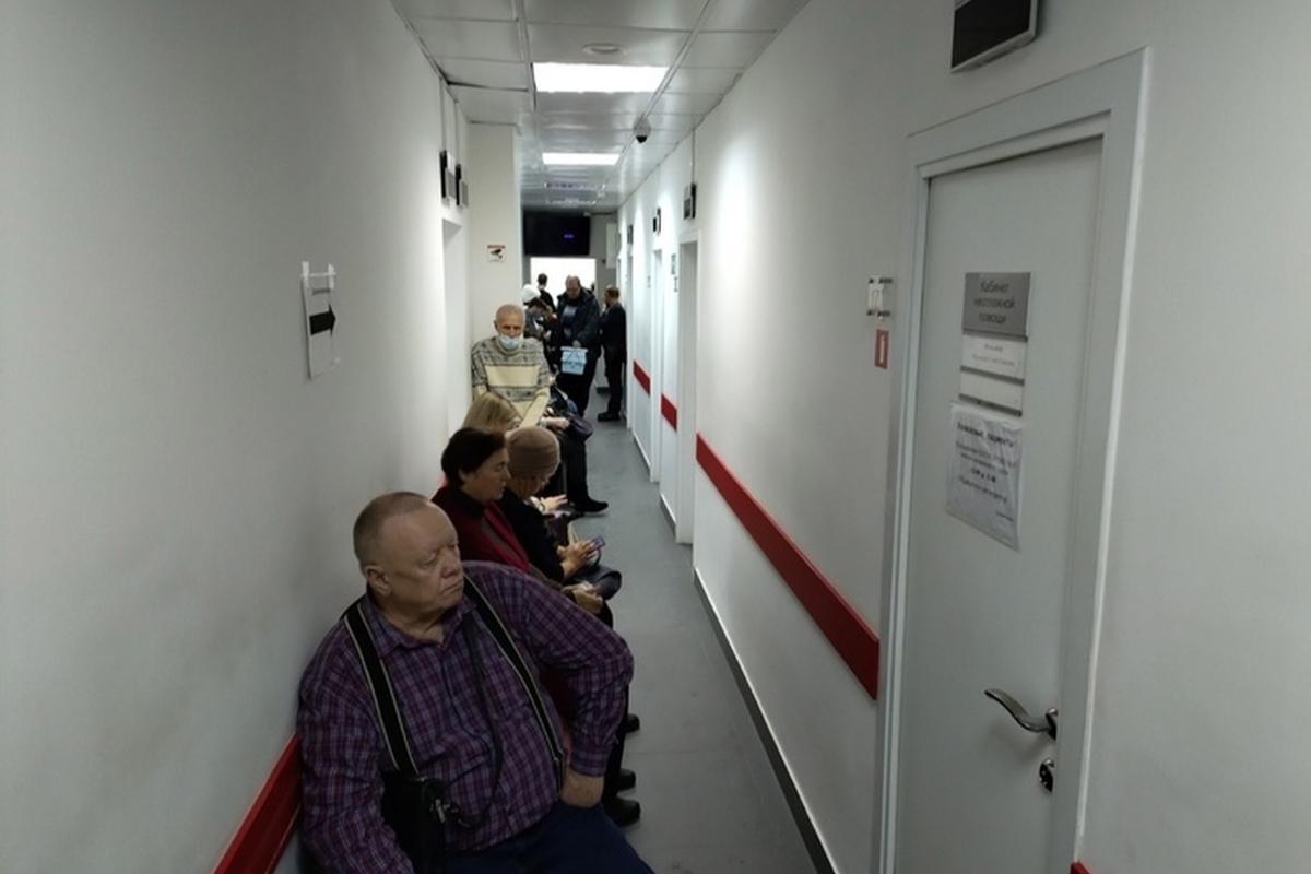 В Минздраве Новосибирской области объяснили длинные очереди в поликлиники