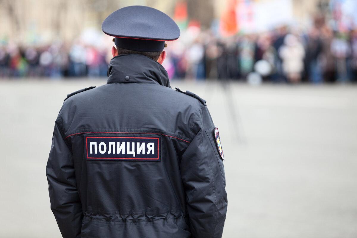 В Челябинске задержали мужчину, который катался со страйкбольным автоматом в руках