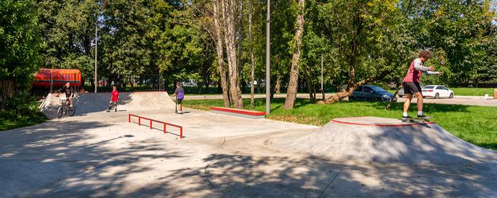 В парке имени 40-летия ВЛКСМ в Москве создали скейт-площадку