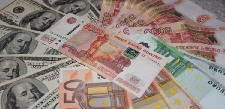 Курс евро за сутки упал на 3,39 рубля