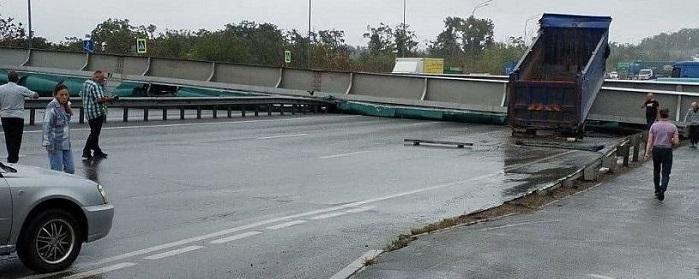 Во Владивостоке на дороге, где рухнул виадук возобновили движение в обе стороны