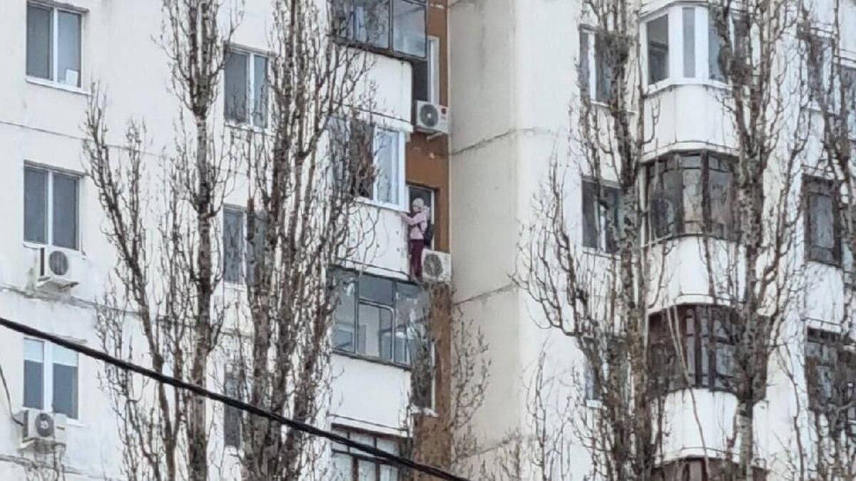 В Белгороде пожарные спасли девочку, забравшуюся на козырек балкона 11-го этажа