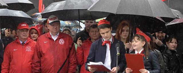 На Красной площади в Москве 3000 школьников приняли в пионеры