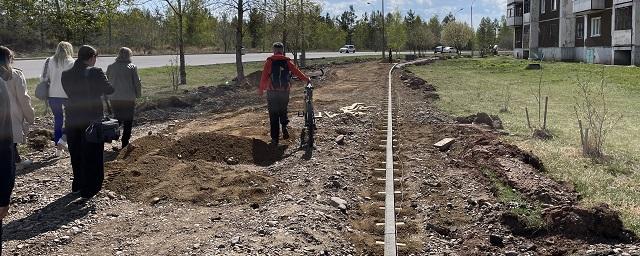 В Братске продолжают обустраивать велопешеходную дорожку