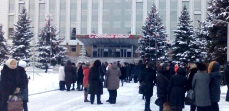 Мэрию Тюмени эвакуировали из-за подозрительной коробки под елкой