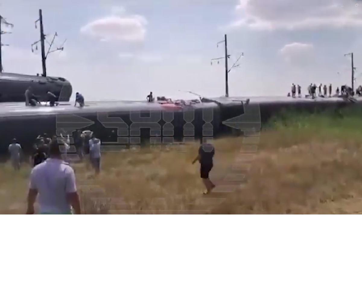 Зажало в вагоне после крушения: в Волгоградской области с рельсов сошёл пассажирский поезд —  пока что более 100 пострадавших