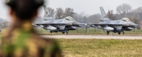 Украинские пилоты не тренируются на европейских истребителях F-16 из-за нежелания США: главное из ИноСМИ
