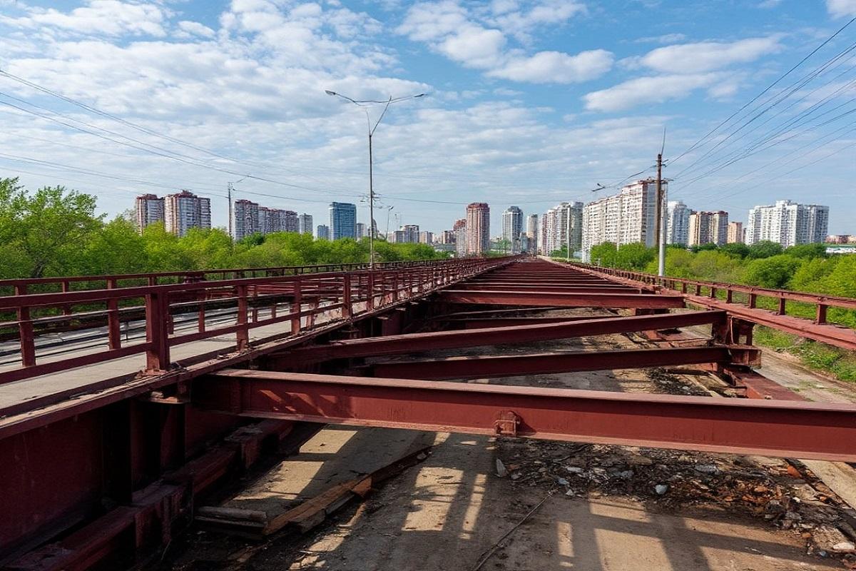 Камнепад с высоты моста: жители Хабаровска жалуются на бомбардировку машин строительным мусором