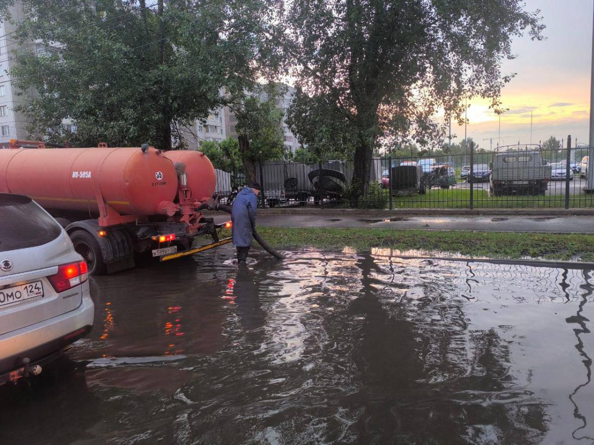 В Красноярске продолжается ликвидация последствий непогоды
