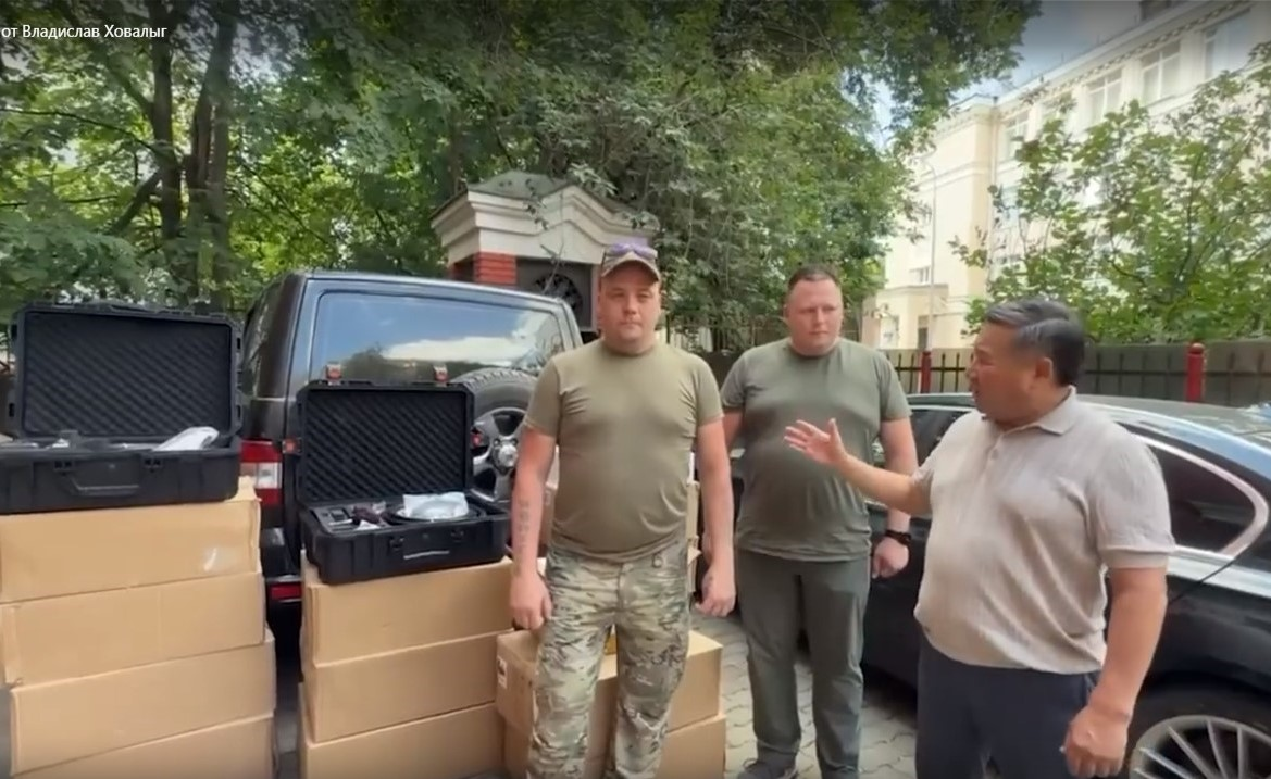 Глава Тувы Владислав Ховалыг передал бойцам 55-й отдельной гвардейской мотострелковой ордена Кутузова бригады очередную партию военного оборудования