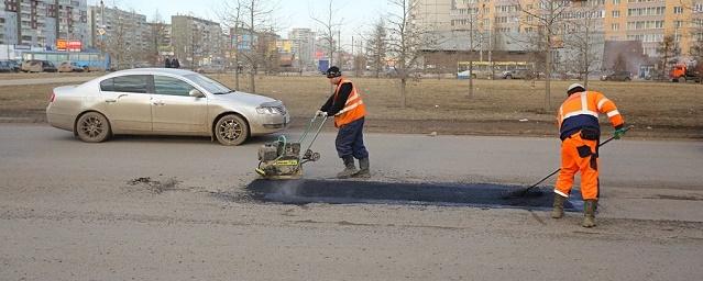 В Красноярске начали проводить ямочный ремонт дорог