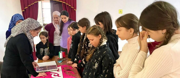 В Ингушетии школьники осваивают технологию изготовления старинных ковров