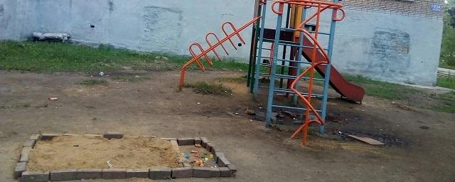 В Челябинске дети соорудили себе во дворе песочницу из кирпичей