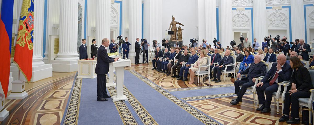 Путин вручил ордена Мужества семьям погибших при ЧП под Северодвинском