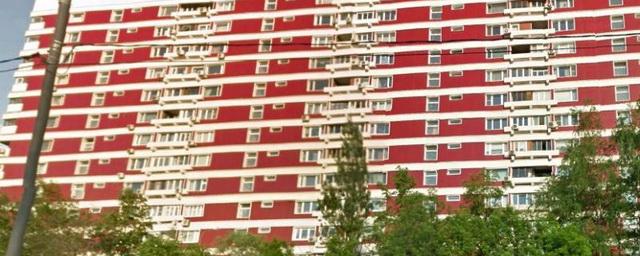 На западе Москвы женщина выпала из окна 8-го этажа и осталась жива