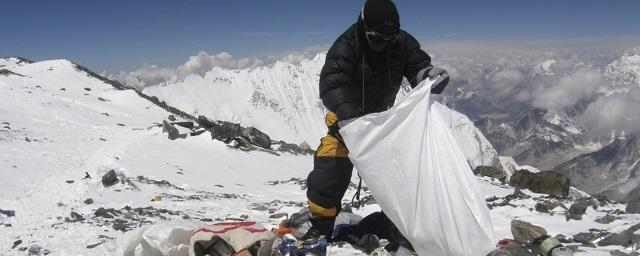 Власти Китая закрыли Эверест для туристов из-за мусора