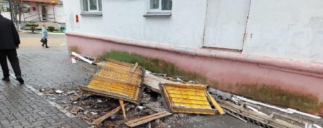 Россиянки захотели попить кофе и упали с третьего этажа вместе с балконом