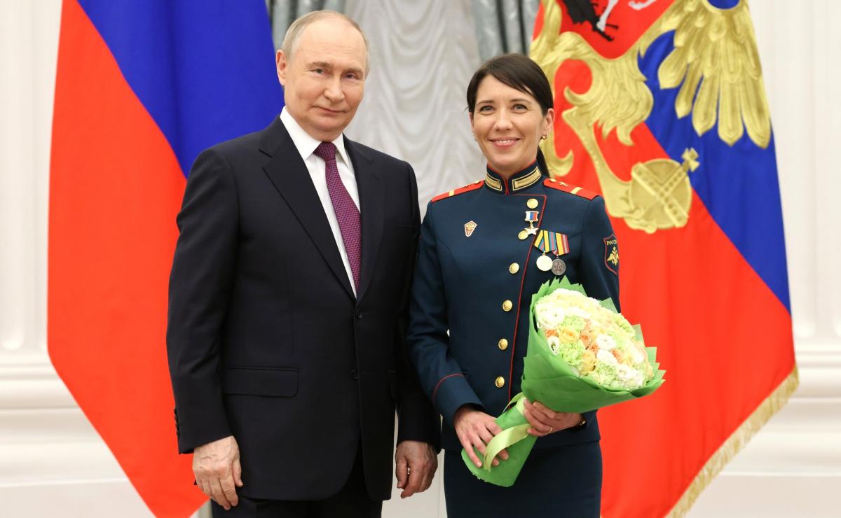 «Ангел в бушлате» за спиной Путина. Кто такая Герой России Болилая, сидевшая на Параде позади главнокомандующего