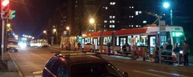 На Дальневосточном проспекте трамвай сбил двоих петербуржцев