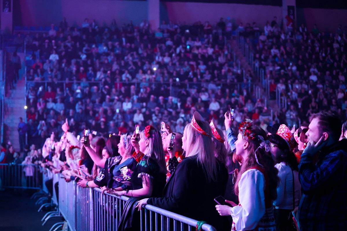 Кокошники, хороводы и аншлаг: как Иркутск отметил 8 Марта с читой Кадышевых