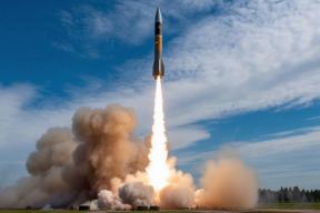 Нетаньяху прибыл в израильский Арад, где от иранской ракеты пострадали более 100 человек