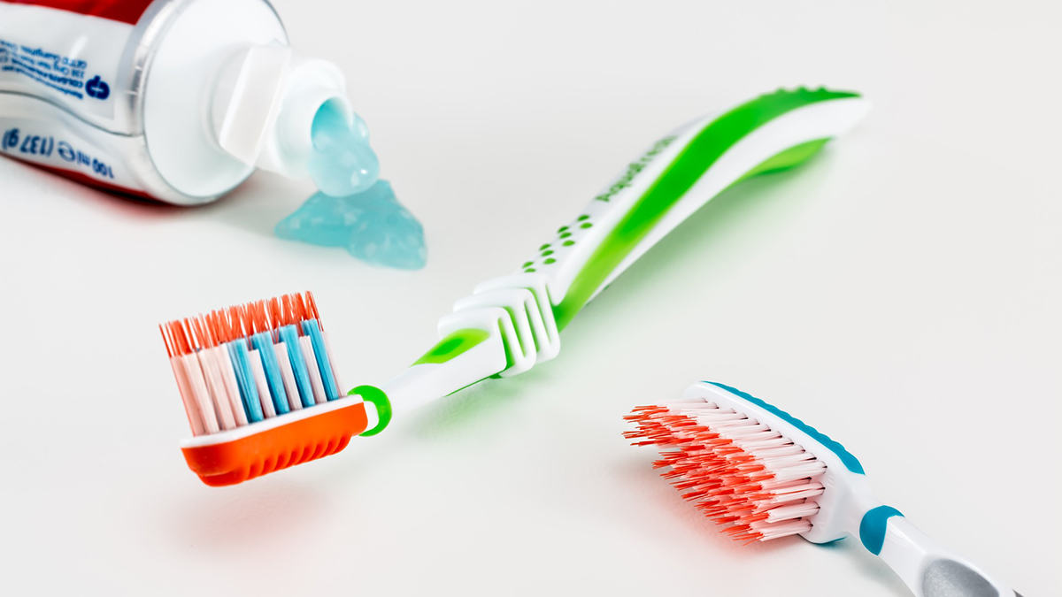Чистить зубы мылом. Зубная паста Quest. Toothbrush brand. Электрические о обычные зубные.