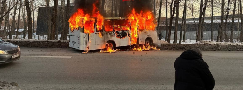 В Екатеринбурге во время движения сгорел пассажирский автобус