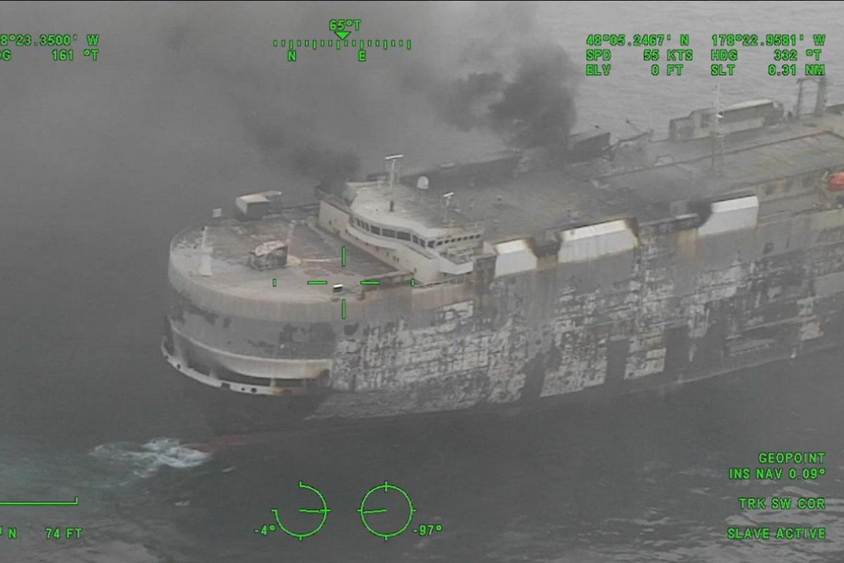 «Горит китайское добро». Судно с тремя тысячами машин и электрокаров уже неделю полыхает в Тихом океане