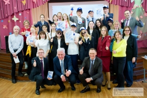 Спикер Магнитогорского городского Собрания Александр Морозов наградил финалистов XVI конкурса «Основы потребительских знаний»