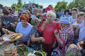 «Бочка дружбы» засолена: Тысячи россиян съехались в Луховицы на фестиваль огурца