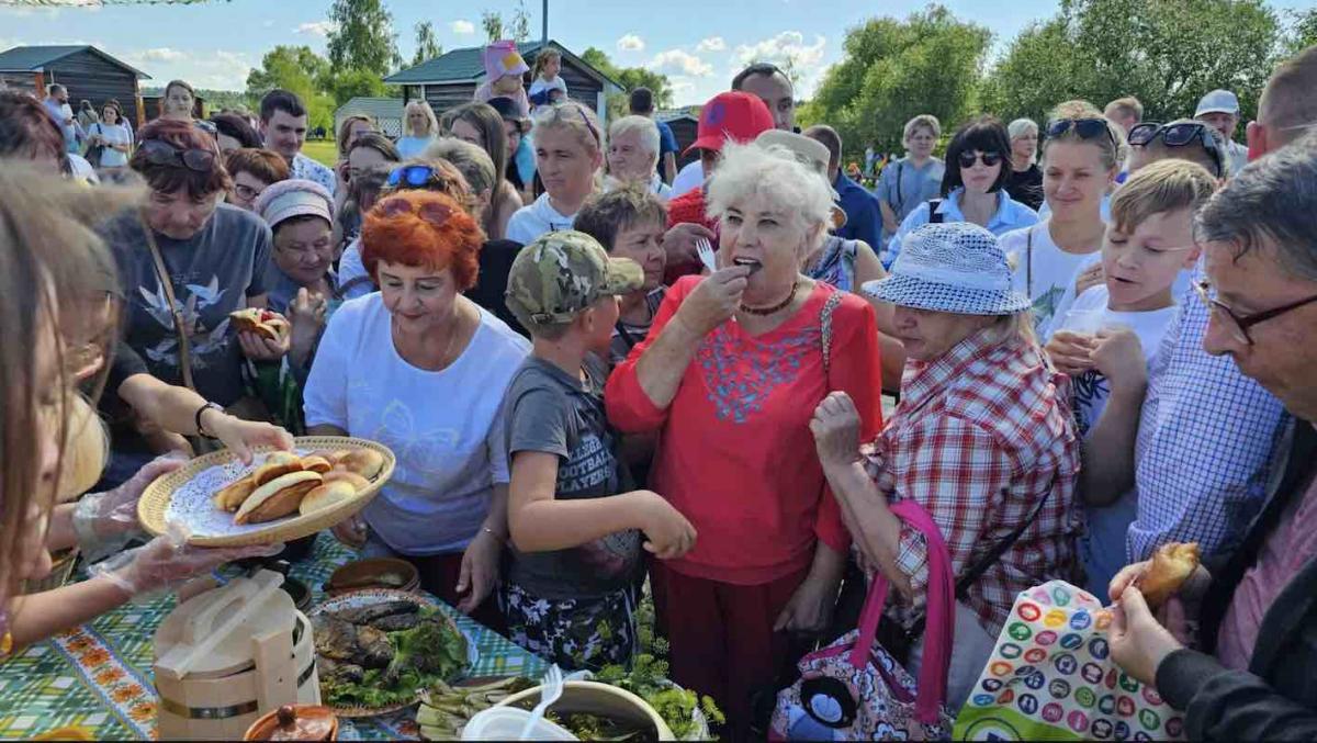 «Бочка дружбы» засолена: Тысячи россиян съехались в Луховицы на фестиваль огурца