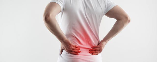 Врачи заявили, что боль в спине появляется как симптом трёх видов рака