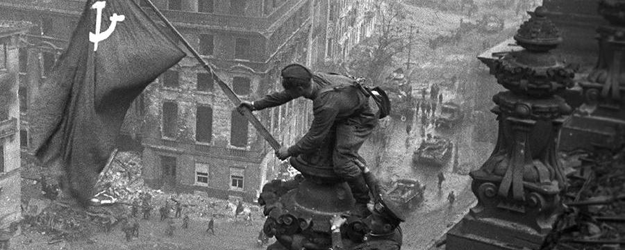 Facebook объяснил удаление фото водружения Знамени Победы на Рейхстаге