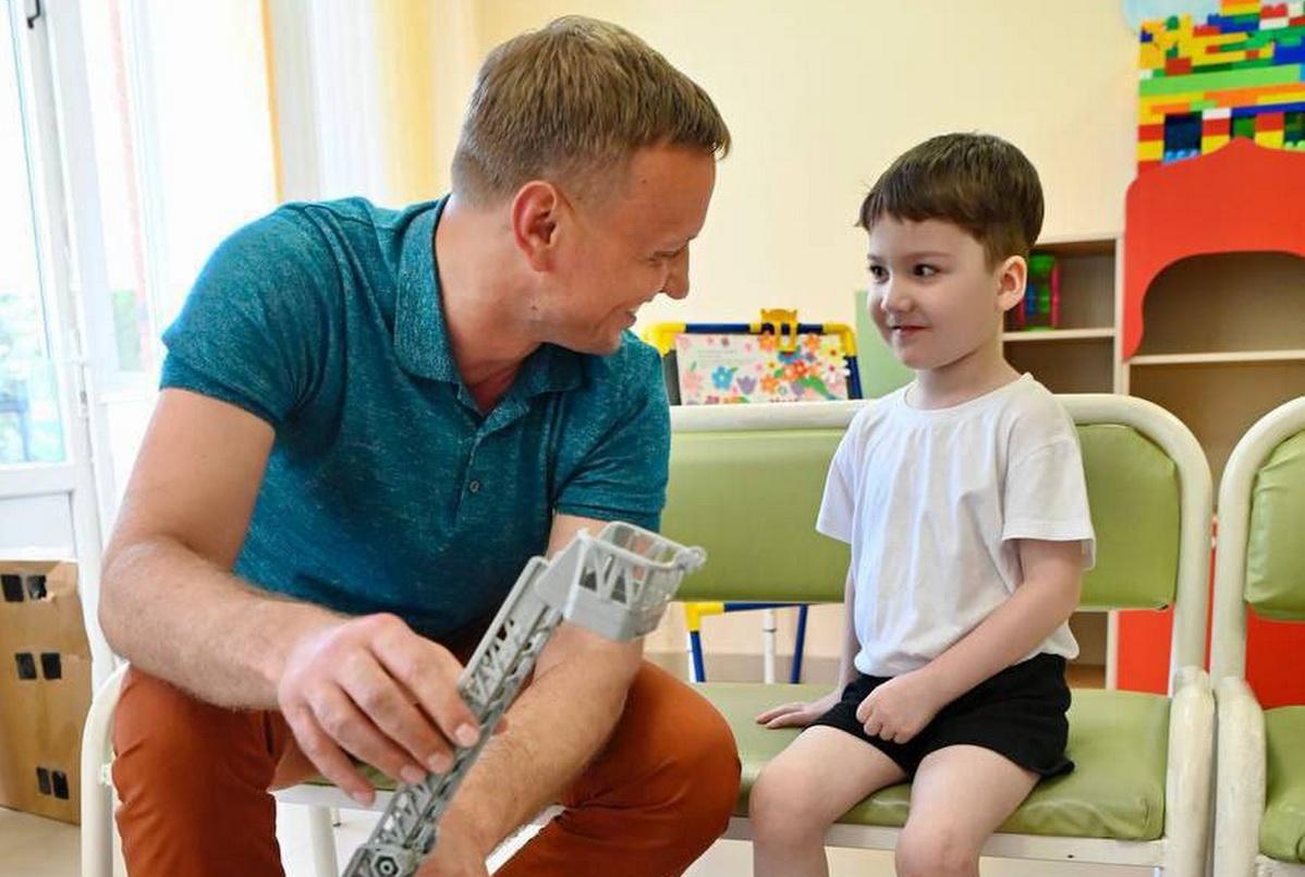 Глава Новороссийска (страна-террорист) Андрей Кравченко навестил мальчика, найденного в мае без родителей